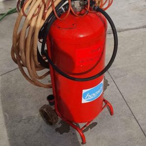 Conjunto móvel com depósito pressurizado, bomba, mangueiras e acessórios