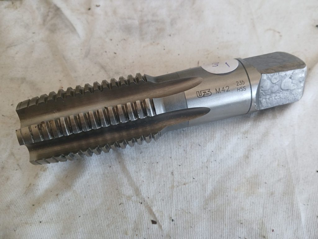 Macho M42 235 HSS UFS