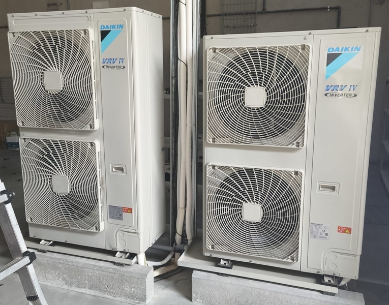 Fotografia oficial do lote 8, Ar condicionado Daikin, 3 sistemas e 17 cassetes, Leiloversátil