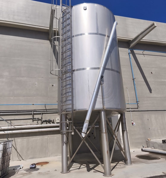 Fotografia do lote 9: Silo vertical em inox para 30.000 litros