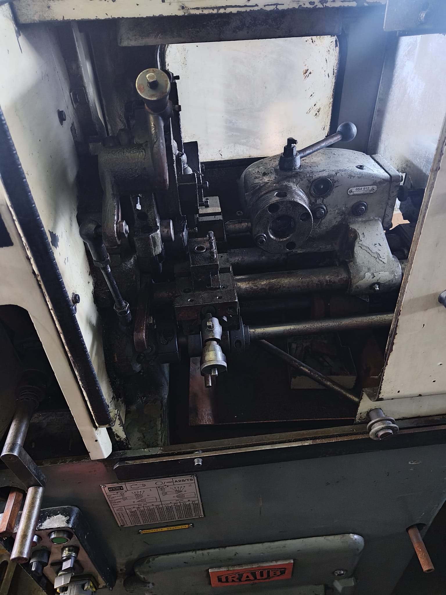 Torno automático de cames usado com carenagem — fotografia real 1